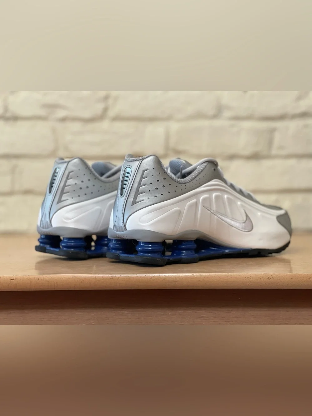 Nike Shox R4 White Metallic Silver Deep Royal Blue HQ1988-102 Men Size 11 Shoes